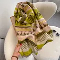 Sciarpa bohémien in finto cashmere con strisce geometriche e nappe su sgabello bianco - 190cm / Verde