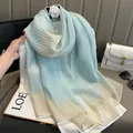 Detail van een lichte zijden wollen sjaal met blauw-grijs verloop en fijne strepen - Blauw