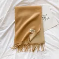 Bufanda camel de doble cara tacto cachemira con flecos y etiqueta sobre tela blanca - Camello de arroz