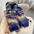 Sciarpa in cashmere spesso bifacciale con stampe geometriche e nappe boho - 190cm / Blu