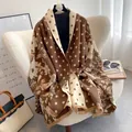 Dettaglio dello scialle in cashmere reversibile con jacquard floreale e pois - 190cm / caffè