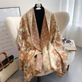 Dettaglio della sciarpa in cashmere etnico con fiori arancioni e bordi a frange - 190cm / Cachi
