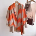 Elegante beige gebreide cardigan met een oranje en beige geometrisch sjaalpatroon met franjes - Golf-Oranje / 188cmx65cm