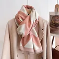 Roze en beige geometrische golvende sjaal met kwastjes op een camelkleurige wollen jas - Golf-Roze / 188cmx65cm