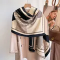 Elegante sciarpa in simil-cashmere con motivo a cavallo e nappe su un cappotto di lana - Doppio Cavallo - Nero e Beige