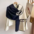 Bufanda reversible de tacto cachemira con estampado de letras en blanco y negro de moda - Estilo con Borde de Patrón de Letra G / Negro