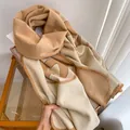 Detalle de bufanda de imitación de cachemira beige con costuras de contraste y diseño geométrico - Estilo con Borde de Patrón de Letra G / Beige