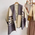 Chal de invierno bicolor estilo cachemira con logo geométrico y bordes pespunteados - Estilo con Borde de Patrón de Letra G / Gris