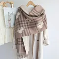 Eleganter Webschal mit Kaschmir-Touch Karomuster Blumenprint und Fransen für Damen - Floral Kariert Quaste Stil (Khaki) / Khaki