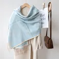Écharpe en tricot bleu clair avec motif de chat crème et franges pour l'automne-hiver - 190cm / Bleu clair