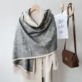 Écharpe grise en cachemire synthétique à motifs chats et franges sur un manteau beige - 190cm / Gris