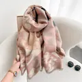Chal de cachemir con flores rosa y gris con flecos en silla blanca - Flor Grande Empalmada-Rosa