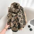 Dettaglio sciarpa in simil cashmere con motivo floreale retrò e frange morbide - Nero Cammello
