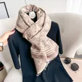 Dettaglio sciarpa in cashmere con rose vintage, frange e toni beige e caffè raffinati - Cachi