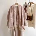 Rosa Schal mit Kamelien-Jacquard und Fransen, kombiniert mit einem beigen Wollmantel - Koreanisches Rosa