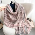 Extra großer Kaschmir-Imitat Schal mit Labyrinth-Muster in Rosa und Dunkelgrau - 196cm / Rosa