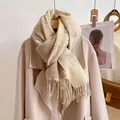 Sciarpa beige a quadri effetto cashmere con frange e cappotto di lana con borsa - Gatto-Beige
