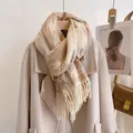 Dettaglio sciarpa di lana pied-de-poule con motivo a cavallo e frange su cappotto - Stile Animale Cavallo Beige / Pied de Poule Beige