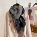Dettaglio di sciarpa pied de poule bianca e nera con frange e consistenza tipo cashmere - Gatto Nero