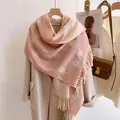 Sciarpa di lana pied-de-poule rosa e beige con frange abbinata a cappotto invernale - Stile A Blocchi Di Colore Rosa / Plaid - Rosa