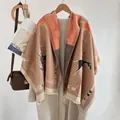 Makro-Detail des Kaschmirschals mit Pferdemuster und feinen Fransen an den Kanten - 185cm / Reitsport-Druck-Khaki
