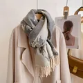 Sciarpa spessa in lana a pied-de-poule grigio e beige con frange decorative - Stile Color Block Grigio / Pied de poule - Grigio