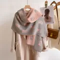 Sciarpa pied-de-poule rosa e grigia con motivo carrozza e frange su cappotto beige - Gatto Rosa