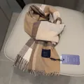 Klassischer Karoschal aus australischer Wolle in Erdtönen mit Fransen und Etiketten - Camel Beige Kariert
