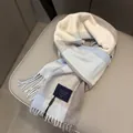 Schal aus australischer Wolle mit blau-weißem Karomuster und Fransenverzierung - Blau Groß Kariert