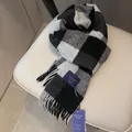 Australischer Wollschal im klassischen schwarz-weißen Karomuster mit eleganten Fransen - Schwarz & Grau Kariert