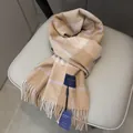 Klassieke geruite sjaal van Australische wol in camel en beige met franjes en labels - Camel Middelgroot Raster