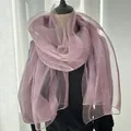 Élégante écharpe en soie rose lotus légère avec une texture plissée transparente - Mauve