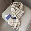 Klassieke Australische wollen geruite sjaal in beige en lichtblauw met franjes eraan - Blauw Geel Fijn Raster