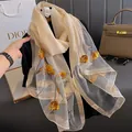Écharpe en soie mélangée champagne avec broderie florale jaune et perles - Poche zippée