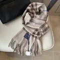 Australische wollen ruitjes sjaal in beige en blauw met franjes op lederen stoel - Bruine strepen