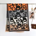 Detail van een kasjmierachtige sjaal met camelia-patroon, kwastjes en patchwork-ontwerp - Verlengde Versie / Camellia Zwart Oranje