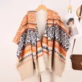 Scialle etnico motivo Maya in finto cashmere con disegni geometrici e frange - Stile Pois Maya Arancione