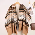 Scialle in cashmere stile Maya etnico con motivi geometrici e bordi a frange - Stile Pois Maya Cammello