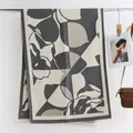 Detailopname van bloemen jacquard sjaal met franjes en abstract grijs patroon luxe - Grijs