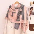 Détail d'une écharpe en cachemire synthétique rose et gris avec motif de cheval - Gris Rose