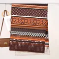 Dettaglio di sciarpa con motivi geometrici Maya arancioni e marroni con bordi a frange - Stile Pois Maya Caffè