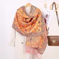 Dettaglio scialle jacquard paisley arancione con nappe rosa su cappotto bianco - Rosso Arancio