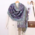Dettaglio dello scialle vintage con motivo paisley e frange su un cappotto bianco - Verde petrolio