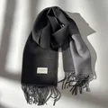 Bufanda de lana gruesa gris carbón para mujer con elegantes flecos y etiqueta tejida - Gris
