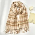 Detailopname van Britse geruite wollen sjaal met zachte franjes en geweven textuur - Beige (Kleine Ruit Camel)