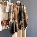 Detailtextuur van een bruine kasjmier sjaal met elegant bloemenpatroon in olieverfstijl - Vlinderbloem Khaki