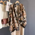Detail eines hellbraunen Kaschmir-Gefühl Schals mit Blumenmuster und schwarzen Fransen - Kaffee Floral