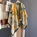 Dettaglio di una spessa sciarpa floreale in finto cashmere con nappe decorative - Foglia d'Oro Autunnale Verde