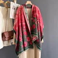 Dettaglio di una sciarpa floreale rossa e verde in cashmere con frange fini - 185*65cm / Margherita Rossa