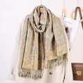 Sciarpa jacquard paisley champagne e grigia con eleganti bordi a frange - Beige